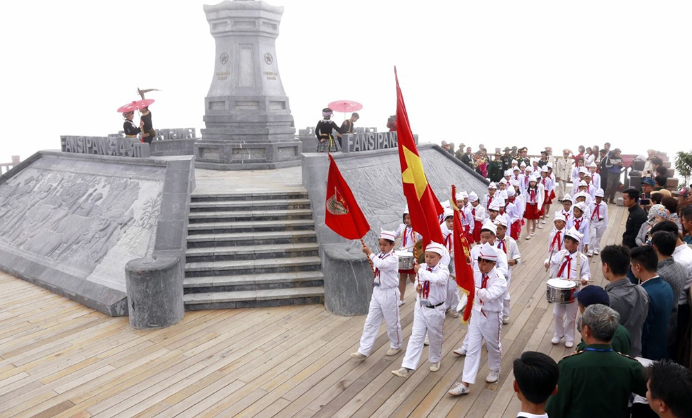 The solemn atmosphere of the flag-raising ceremony